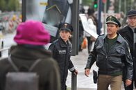 Notruf Hafenkante – In einen Hi-Fi-Laden wurde eingebrochen. Franzi (Rhea Harder, l.) und Peter (Christian Tramitz, r.) sind auf der Suche nach dem Täter.