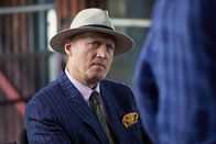 Death in Paradise – Charles (Adrian Edmondson) ist Augenzeuge eines weiteren Messerangriffs auf ein zweites Opfer.
