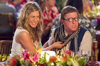 Meine erfundene Frau – Katherine (Jennifer Aniston, l.); Eddie (Nick Swardson, r.)