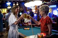 Young Sheldon – Mary (Zoe Perry, l.); Meemaw (Annie Potts, r.)