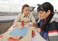 Einfach Rosa - Die Hochzeitsplanerin – Rosa (Alexandra Neldel, li.) und Meral (Sara Fazilat) finden nach einem Streit wieder zusammen und beschließen feiern zu gehen.