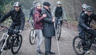 Sturköpfe – Die Blindenlehrerin Sissi (Alwara Höfels) verlässt mit dem erblindeten Stahlfabrikant Theo Olsson (Peter Haber) das erste Mal sein Haus.