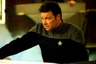 Star Trek - Der Aufstand – Commander Riker (Jonathan Frakes) will Captain Picard davon überzeugen, dass es notwendig ist, die "oberste Direktive" der Föderation zu missachten ...