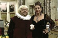Lukas – Coco (Katja Bellinghausen) als Grande-Dame, und Lukas (Dirk Bach) als Hamlet verkleidet werben um die Gunst einer jungen Elektrikerin.