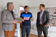 Die Rosenheim-Cops – Die Kommissare Hansen (Igor Jeftic, r.) und Stadler (Dieter Fischer, l.) durchsuchen die Wohnung des Schachspielers Georg Rieder (Roland von Kummant, M.).