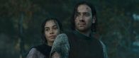 Der Herr der Ringe: Die Ringe der Macht – Der totgeglaubte Isildur (Maxim Baldry, r.) ist aus der Gefangenschaft entkommen. Auf dem Weg nach Pelargir lernt er Estrid (Nia Towle, l.) kennen.