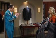 The Big Bang Theory – Auf der Suche nach der richtigen Garderobe für den Wissenschaftspreis: Sheldon (Jim Parsons, l.) und Penny (Kaley Cuoco, r.) ...