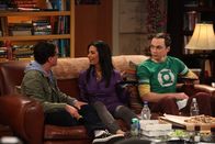 The Big Bang Theory – Trotz Verbot von Raj wollen Priya (Aarti Mann, M.) und Leonard (Johnny Galecki, l.) eine Beziehung eingehen. Sheldon (Jim Parsons, r.) ist darüber entsetzt ...