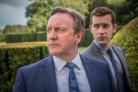 Inspector Barnaby – DCI John Barnaby (Neil Dudgeon, l.) und sein Assistent DS Jamie Winter (Nick Hendrix) suchen einen Mörder, der eine Braut noch auf der Hochzeitsfeier in ihrem Korsett zu Tode gequetscht hat.