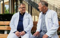 In aller Freundschaft – Hans-Peter Brenner (Michael Trischan, li.) hat seiner Mutter die Diagnose Krebs mitgeteilt. Sie hat es tapfer aufgenommen, doch Hans-Peter hat zu kämpfen. Er will schnell und viel handeln. Dr. Roland Heilmann (Thomas Rühmann, re.) bittet ihn um Geduld, jetzt ist es wichtig einen Schritt nach dem anderen zu machen.