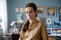 neoriginal: Hidden Agenda – Caroline Schale (Lina Englund) ist an Philips Stelle neue Konzernchefin des Schale-Imperiums geworden. Nun legt sie Emily bei ihren Ermittlungen Steine in den Weg und will sie nicht als Anwältin haben. Warum?