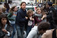 World War Z – Gerry Lane (Brad Pitt, l.) will seine Töchter Rachel (Abigail Hargrove, M.) und Constance (Sterling Jerins, r.) sowie Ehefrau Karen (Mireille Enos, 2.v.r.) vor den Zombies retten. Hunderte andere Menschen sind mit ihnen auf der Flucht.