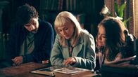 Requiem – v.l.n.r.: Hal Fine (Joel Fry), Matilda Gray (Lydia Wilson) und Rose Morgan (Claire Rushbrook)