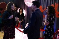 Speechless – Maya DiMeo (Minnie Driver, l.); Ethan (Ken Marino, r.)