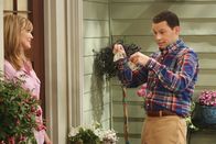 Two and a Half Men – Als Lyndsey (Courtney Thorne-Smith, l.) mit Alan (Jon Cryer, r.) Schluss macht, wird er zum Stalker und bombardiert sie mit Anrufen, Mails und obszönen Fotos von sich ...