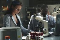 Dr. House – Dr. Alison Cameron (Jennifer Morrison, l.) und Dr. Eric Foreman (Omar Epps, r.) setzen alles daran, endlich herauszufinden, woran der Highschool-Schüler, der kürzlich eingeliefert wurde, wirklich leidet.