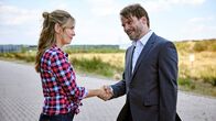 Retoure – NDR Fernsehen RETOURE Uhr. Willkommen im Wilden Osten: Oliver Drittenpreis (Wanja Mues) und Stefanie Stappenbeck.