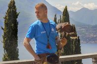 Jenseits der Alpen – Nicola Castellano ist Falkner auf dem Castello di Vezio.