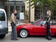 In aller Freundschaft – In Leipzig ist Wave- und Gotiktreffen. Klempner Fritz Löffler (Henning Peker) nimmt Inka Gehrlich (Frederike Kempter), die gerade vor der Sachsenklinik einparken will, die Parklücke weg. Als sie ihn darauf anspricht, reagiert er äußerst schroff.