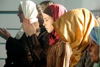 Bloch – Dalia (Aylin Tezel, 3.v.r.) ist eine gläubige Muslima. Doch ist sie auch eine Islamistin, wie der BKA-Beamte Peter Grohmer behauptet?