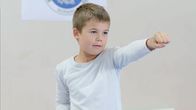 Mein bester Freund Marlon – Marlon (Martin Evensen) gefällt die Probestunde beim Taekwondo-Training gut.