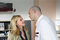 Mord mit Aussicht – Als Sophie Haas (Caroline Peters, l.) im Krankenhaus recherchiert, trifft sie auf den charmanten Dr. Gerlach (Robert Dölle, r.), der ihr sofort den Hof macht.