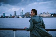 Das Netz - Prometheus – In kurzen Abständen werden in Liverpool Personen aus dem Fußballumfeld ermordet. Die Ermittlungen führen Detective Green (Amanda Abbington) in die dunkle Dopingvergangenheit eines örtlichen Clubs.