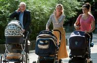 Opa wird Papa – Anton (Ernst Stötzner), seine Tochter Marie (Leonie Parusel) und ihre Freundin Nele (Stephanie Krogmann) schieben die Kinderwagen.