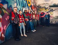 The Outlaws – (v.l.n.r.) Frank Sheldon (Christopher Walken); Rani Rekowski (Rhianne Barreto); Christian Taylor (Gamba Cole); Gregory Dillard (Stephen Merchant); Lady Gabriella Penrose-Howe (Eleanor Tomlinson); Myrna Okeke (Clare Perkins); John Halloran (Darren Boyd); Diane Pemberley (Jessica Gunning)