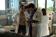 Die Inselärztin – Filipa (Anja Knauer) und Daniel (Tobias Licht) rätseln, was der Patientin Tania (Amanda Khan), die bei einem Verkehrsunfall schwer verletzt wurde, fehlt.