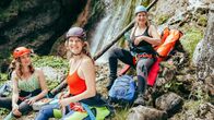 Die Bergretter – Emilie (Stefanie von Poser, r.) und ihrer Freundin Sandra Piazelli (Eva-Maria Grein von Friedl, M.) haben eine Schluchtentour geplant, der sich Touristin Yvonne Kern (Dagny Dewath, l.) angeschlossen hat. Zufall?
