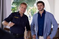 Die Rosenheim-Cops – Polizist Mohr (Max Müller, l.) begleitet den Zeugen Peter Salbert (Sebastian Fritz, r.) zur Befragung.