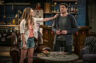 Outmatched - Allein unter Genies – Kay (Maggie Lawson, l.); Mike (Jason Biggs, r.)