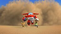 Super Wings – Jett und Ali flüchten vor dem Sandsturm.