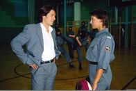 Kommissar Rex – Kommissar Moser (Tobias Moretti, l.) trifft sich mit der Kollegin Elisabeth Böhm (Sabine Petzl, r.), die bei der Jugendpolizei arbeitet. Er möchte mit ihr ein Liebespaar mimen, um dem Auen-Mörder eine Falle zu stellen.