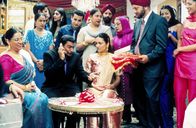 Kick It Like Beckham – ORF-Premiere: "Kick It Like Beckham". Im Bild: Shaheen Khan (Mrs. Bhamra, li.), Parminder Nagra (Jess Bhamra, 2.v.li.), Ameet Chana (Tony, 3.v.li.), Archie Panjabi (Pinky Bhamra, mi.), Anupam Kher (Mr. Bhamra, 2.v.re.).