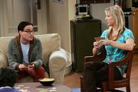 The Big Bang Theory – Howard erinnert Leonard (Johnny Galecki, l.) an einen Pakt, den die beiden vor langer Zeit geschlossen haben. Derjenige, der eine Freundin findet, muss diese Freundin überreden, dem anderen eine ihrer Freundinnen vorzustellen. Leonard geht widerwillig darauf ein und kann Penny (Kaley Cuoco, r.) schließlich überreden, Howard ihrer Freundin Bernadette vorzustellen ...