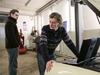 Polizeiruf 110 – Jens Sendler (Andreas Guenther, rechts) manipuliert die Kilometerstände eines Taxis. Die Brüder streiten (Tobias Oertel, links).