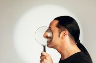 Babbel Net! – In der Episode „Geruch“ beweist Comedian Bülent Ceylan ein gutes Näschen und lernt von einer Geruchsexpertin vieles über die menschliche Nase. Zu sehen in der zweiten Staffel der ARD Mediathek Show „Babbel Net!“.