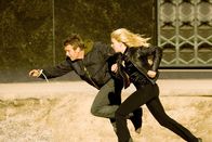 Die Insel – Fliehen aus ihrer gewohnten Welt, um nicht als Organspender herhalten zu müssen: Die Klone Lincoln (Ewan McGregor, l.) und Jordan (Scarlett, Johansson, r.).