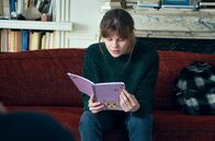 In Therapie – Camille (Céleste Brunnquell) ist traurig, denn ihre letzte Woche war ein Desaster.