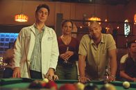 Scrubs - Die Anfänger – Endlich haben J.D. (Zach Braff, l.), Turk (Donald Faison, r.) und Elliot die Klinik für sich, denn Dr. Phil Cox ist mit seiner Ex-Gattin Jordan unterwegs. Doch die Freude währt nicht lange ...