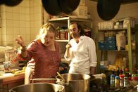 Omamamia – Ein friendly take-over à la Oma: Oma (MARIANNE SÄGEBRECHT, li) hat Hunger. Nachdem Nino (GIOVANNI ESPOSITO, re.) ihr ein ungenießbares Essen aufgetischt hat, geht sie einfach in die Restaurant-Küche und zeigt ihm, wie man's richtig macht.