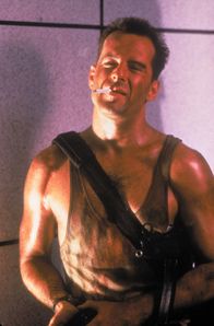 Stirb langsam – John McClane (Bruce Willis) muss die Verbrecher fast im Alleingang überwältigen.
