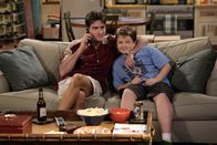 Two and a Half Men – Männerabend: Charlie (Charlie Sheen, l.) und Jake (Angus T. Jones, r.) ...