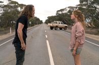 Upright – Lucky (Tim Minchin) und Meg (Milly Alcock)