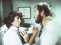 Unsere kleine Farm – Jonathan Garvey (Merlin Olsen, r.) bittet seinen Freund Charles (Michael Landon, l.) im Kampf gegen Kagan einzuspringen, da er sich beim Training an der Hand verletzt hat.
