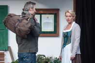Der Bergdoktor – Nach tagelanger Abwesenheit steht Tim (Ben Braun) plötzlich wieder vor Susannes (Natalie O'Hara) Tür. Die schwankt noch zwischen Wut und Erleichterung.