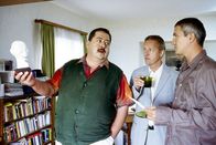 Die Rosenheim-Cops – Die Ermittlungen im Mordfall des Amtsrichters Zirngibl führen die Kriminalkommissare Hofer (Joseph Hannesschläger, li.) und Satori (Markus Böker, re.) auch zu Wagner, dem Pressewart des König-Ludwig-Traditionsvereins. (Norbert Mahler, mi.).