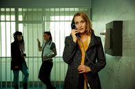 Die Heiland - Wir sind Anwalt – Im Gefängnis setzt Romy Heiland (Christina Athenstädt) alles daran, herauszufinden, wer ein Interesse an ihrer Verhaftung haben könnte (mit Komparsinnen, h.).